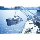 Embarquement délicat du L.C.P.S. avant l'appareillage. [légende d'origine]