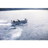 Le L.C.P.S. emporte les permissionnaires et les touristes à terre. [légende d'origine]