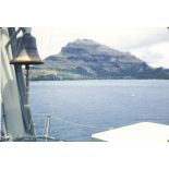 La cloche de la Garonne au mouillage à Rikitéa dans l'île de Manga Réva. [légende d'origine]