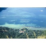 Les Gambiers, cocotiers, mer, corail, cathédrale en rouge, bâtiment du S.M.C.B. [légende d'origine]