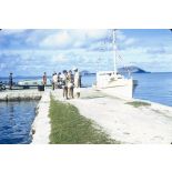 Débarquement des permissionnaires aux Gambiers. [légende d'origine]