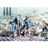 Reims. Deux poilus place Royale. [légende d'origine]