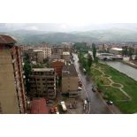 Les quartiers de Mitrovica nord et le nouveau pont ouest dit Austerlitz sur le fleuve Ibar.