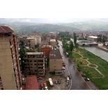 Les quartiers de Mitrovica nord et le nouveau pont ouest dit Austerlitz sur le fleuve Ibar.