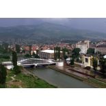 Le nouveau pont ouest dit Austerlitz sur le fleuve Ibar et le centre culturel (à droite).