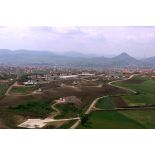 Vue aérienne du camp 1300 hommes en construction à Mitrovica sud.