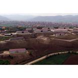 Vue aérienne du camp 1300 hommes en construction à Mitrovica sud.