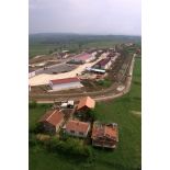 Vue aérienne du camp 1300 hommes en construction à Mitrovica sud.