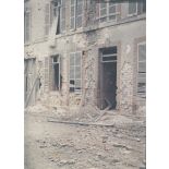 Reims. Rue Saint-André, une heure après le bombardement. [légende d'origine]