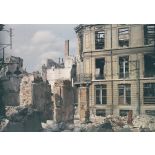 Les maisons en ruines rue de l'Université (panneau indicatif fixé au mur). [légende d'origine]