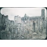 Reims. Dévastations et cathédrale vue de l'angle des rues de la Cité et des Élus. [légende d'origine]