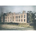 Le château en ruine (château du XVIIe sc). [légende d'origine]