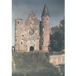 Entrée de la chapelle en ruines, chapelle du XVIe sc. [légende d'origine]