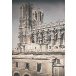 Vue sur la façade latérale sud de la cathédrale. (au premier plan le palais de l'archevèque). [légende d'origine]