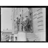 Omsk. Le général Janin à la porte de la mission française. [légende d'origine]