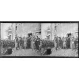 Ansauville (Meurthe-et-Moselle), soldats américains se ravitaillant avant de monter aux tranchées. [légende d'origine]