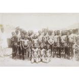 [Photographie de groupe de membres masculins et féminins d'une ethnie du Congo.]