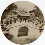[Pont de marbre et kiosques situés dans l'enceinte du Palais de la Belle-Vue du Lac.]