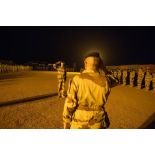 Le colonel Lionel Meny du 16e bataillon de chasseurs (BCh) salue le colonel Jean Fenon pour une cérémonie à Gao, au Mali.