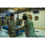 Le colonel Pascal Georgin du 2e régiment d'infanterie de marine (RIMa) reçoit un cadeau du colonel-major Bréhima Haïdara des forces armées maliennes (FAMa) à Gao, au Mali.