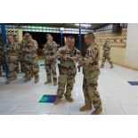 Le lieutenant-colonel Cédric Franco du 8e régiment du matériel (RMAT) remet un cadeau au colonel Jean Fenon à Gao, au Mali.