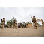 Des soldats du 16e bataillon de chasseurs (BCh) patrouillent autour de l'hôtel de ville de Gao, au Mali.