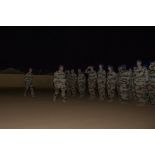 Le lieutenant-colonel Pierre-Yves Bourboulon du 1er régiment d'hélicoptères de combat (RHC) passe les troupes en revues aux côtés du colonel Lionel Meny du 16e bataillon de chasseurs (BCh) à Gao, au Mali.