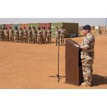 Le général Patrick Brethous prononce un discours à Gao, au Mali.