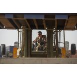 Un soldat du 511e régiment du train (RT) pilote un chariot élévateur Valmet en zone logistique de Gao, au Mali.