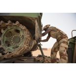 Un soldat du bataillon logistique Bourgogne désangle les chenilles d'un lance-roquettes unitaire (LRU) du 1er régiment d'artillerie (RA) depuis un porte-engin blindé (PEB) en zone logistique de Gao, au Mali.