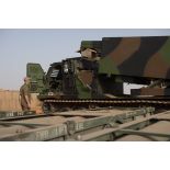 Reconditionnement des tubes de roquettes M31 de 227 mm d'un lance-roquettes unitaire (LRU) du 1er régiment d'artillerie (RA) à Gao, au Mali.