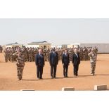 Le Premier ministre Manuel Valls rend honneur au drapeau pour la levée des couleurs à Gao, au Mali.