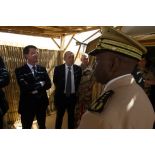 Le Premier ministre Manuel Valls rencontre le gouverneur militaire de Gao, au Mali.