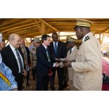 Le Premier ministre Manuel Valls reçoit un cadeau de la part du gouverneur militaire de Gao, au Mali.
