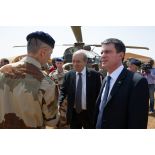 Le Premier ministre Manuel Valls discute avec un médecin en chef du Service de santé des armées (SSA) à Gao, au Mali.