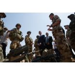 Des soldats du 16e bataillon de chasseurs (BCh) présentent leur armement au Premier ministre Manuel Valls à Gao, au Mali.