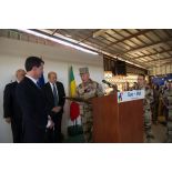 Le général Patrick Brethous remet un cadeau au Premier ministre Manuel Valls à l'issue de sa visite à Gao, au Mali.