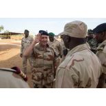 Le général Patrick Brethous rencontre des officiers maliens à Gao, au Mali.