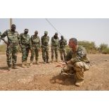 Un instructeur du 13e régiment du génie (RG) encadre des soldats maliens pour une formation de déminage à Gao, au Mali.