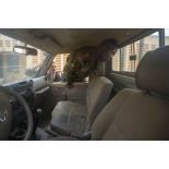 Un instructeur du 13e régiment du génie (RG) encadre la fouille d'un véhicule par un stagiaire malien pour une formation de déminage à Gao, au Mali.