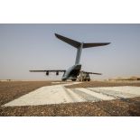Arrivée d'un avion A400 M sur la piste de l'aérodrome de Gao, au Mali.