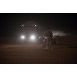 Un soldat du 16e bataillon de chasseurs (BCh) contrôle l'arrivée d'un camion GBC-180 à Gao, au Mali.