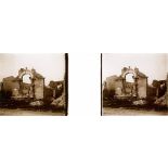 [Ancienne porte entourée de deux statues détruite.]