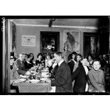 Paris. L'aide aux artistes. Le déjeuner des artistes de la cantine 