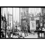 M. Maurice neumont dans son atelier. [légende d'origine]