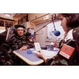 L 'officier de liaison marocain dans le studio d'Azur FM.
