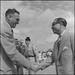 Une personnalité civile et Pham Van Binh, nouveau gouverneur du Nord-Vietnam, à l'arrivée de ce dernier à Hanoï.