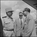 Le général de Berchoux et Pham Van Binh, nouveau gouverneur du Nord-Vietnam, à l'arrivée de ce dernier à Hanoï.