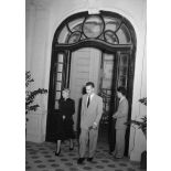 Un homme et une femme venant assister à une pièce au théâtre municipal d'Hanoï.