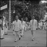 M. Tran Van Huu, président du conseil des ministres de l'Etat du Vietnam, et M. Pham Van Binh, gouverneur du Nord-Vietnam, dans les rues d'Hanoï.